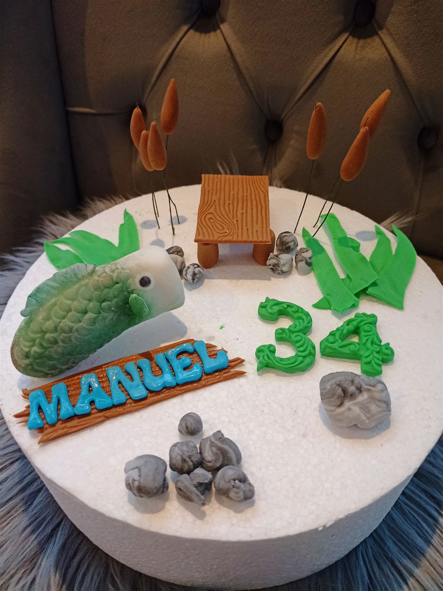 Angler Tortendeko aus Fondant mit Fisch und Steg